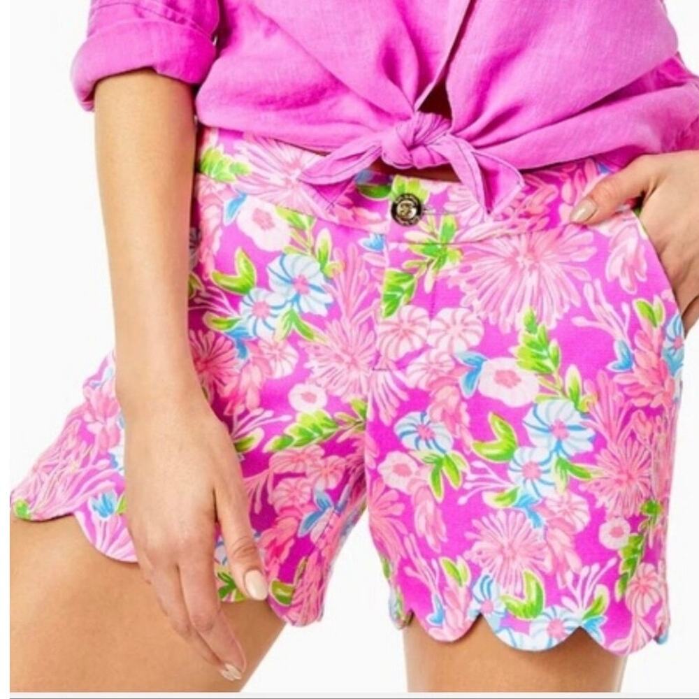 Lilly Pulitzer 5" Buttercup Knit Scalloped Hem Short in Moms the Word Print Pink